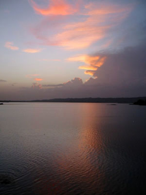 Amérique Centrale, Caraïbes, Belize, coucher de soleil sur la plage