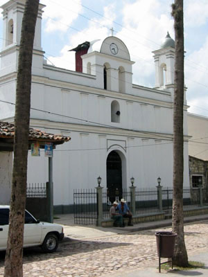 Amérique Centrale, Honduras, Copan Ruinas, l'église du village
