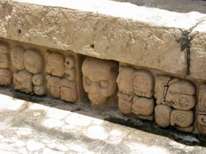 Amérique Centrale, Honduras, Copan, banc sculpte de reliefs de visages