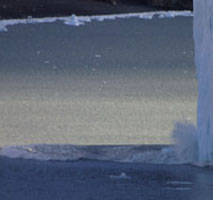 ute de bloc de glace dans l'eau