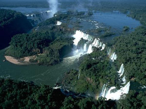 Argentine, chutes d'Iguazu, vue aerienne des chutes
