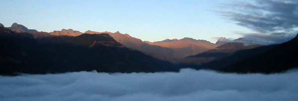 Bolivie, Camino del inca del choro, soleil qui se leve a coroico sur les montagnes avec la brume qui couvre la vallee