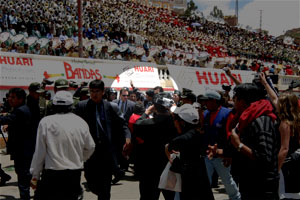 Evo Morales se frayant un passage au festival de bandas d'oruro