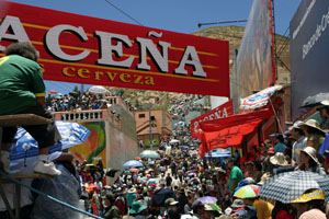 La foule est agglutinee au carnaval d'oruro