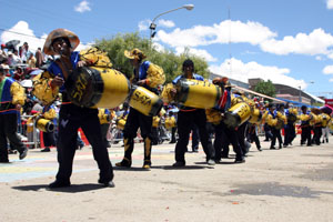 tambours de la danse des negritos au carnaval d'oruro