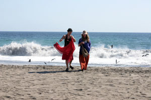 Manu et Carine marchent sur la plage
