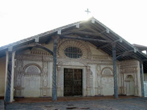 Bolivie, Santa Cruz, Chiquitanias, Missions Jesuites, facade de l'eglise de san javier