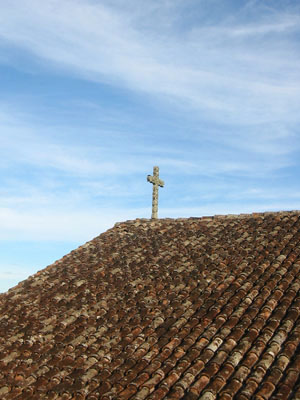 Bolivie, Santa Cruz, Chiquitanias, Missions Jesuites, croix en pierre du toit de l'eglise de san javier