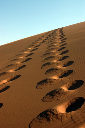 Nos traces sur une dune de sable de deadvlei