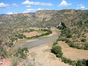 Bolivie, Valle Alto, le fleuve au fond de la vallee entouree de montagnes