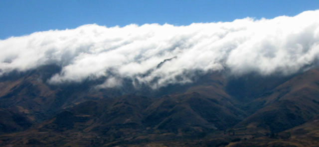 Bolivie, Cochabamba, route de Sehuencas, les montagnes léchées par les brumes provenant de la jungle