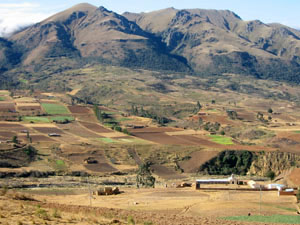 Bolivie, Cochabamba route de sehuencas, montagnes et champs