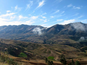 Bolivie, Cochabamba route de sehuencas, montagnes et nuages, la brume se dissipe