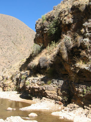 Bolivie, Sivingani, paysage avec riviere et rochers