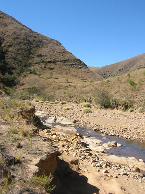 Bolivie, Sivingani, paysage avec riviere et rochers