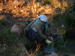 Bolivie, Valle Alto, Mizque, campesina faisant la vaisselle dans la riviere