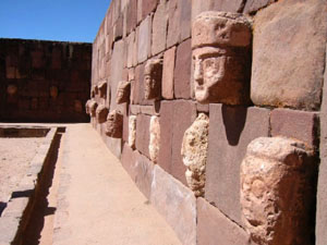Bolivie, La Paz, Tiwanacu, masques de pierres de la cour des masques