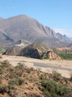Bolivie, Cochabamba, Toro Toro, lit d'un fleuve dans sa valllee entouree de montagnes