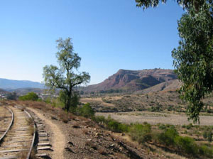 voie de chemin de fer desaffectee et paysage montagneux