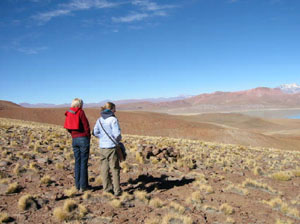 Bolivie, Sud Lipez, Nath et Catherine mirant la lagune