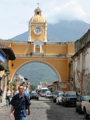 Amérique centrale, Guatemala, portail colonial d'Antigua