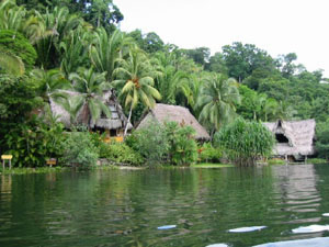 Amérique Centrale, Guatemala, Livingstone, jungle, maisons et riviere