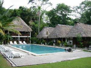 Amérique Centrale, Guatemala, Tikal, piscine de l'hotel