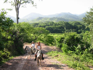 Amérique Centrale, Honduras, Copan Ruinas, Vince et Cath à cheval dans un paysage verdoyant