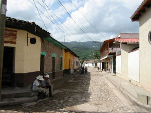 Amérique Centrale, Honduras, Copan Ruinas, deux cowboys dans une rue du village