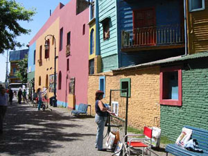 Argentine, Buenos Aires, les celebres maisons colorees de bocca et les peintres pratiquent dans la rue