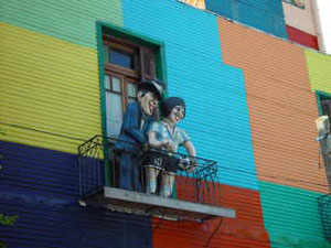 Argentine, Buenos Aires, les celebres maisons colorees de bocca avec maradona au balcon