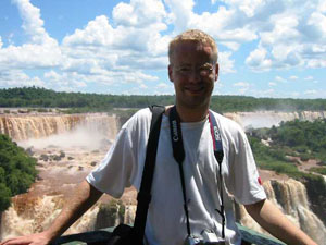 Brésil, Iguazu, vincent devant les chutes