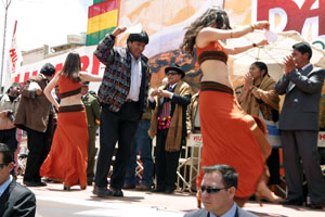 Evo Morales dansant la cueca au festival de bandas d'oruro