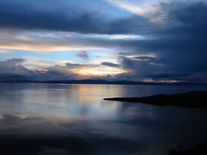 Bolivie, La Paz, lac Titicaca, coucher de soleil sur le lac et l'ile du soleil