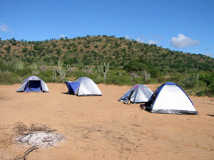 Bolivie, Cochabamba, Pasorapa, campement de tenters sur fond de paysage semi desertique