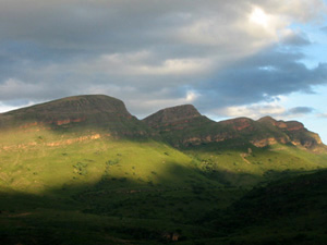 Bolivie, Cochabamba, Valle Alto,Pasorapa, paysage de rochers rouges emergeants de collines vertes