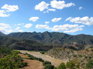 Bolivie, Cochabamba, Valle Alto, la vallee et son fleuve entoures de montagnes