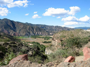 Bolivie, Cochabamba, Valle Alto,Pasorapa, panorama d'une vallee entouree de montagnes