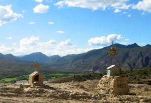 Bolivie, Valle Alto, petite maison pour l'ame des morts sur le bord de la route sur fond montagneux