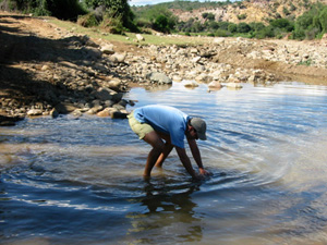 Bolivie, Valle Alto, Dieter scrute le lit de la riviere pour en extraire les cailloux
