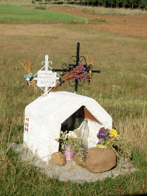 Bolivie, Valle Alto, petite maison pour l'ame des morts sur le bord de la route