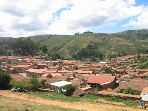 Bolivie, Valle Alto, vue des toits rouge de tuiles de totora