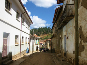 Bolivie, Valle Alto, une rue de totora