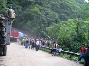Bolivie, Cochabamba, Chapare, file de camions bloques sur route tropicale