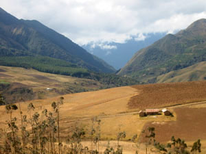 Bolivie, Cochabamba route de sehuencas, une ferme isolee au milieu des montagnes