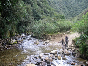 Bolivie, Cochabamba, Pocona, Sehuenca, Manu et Claudia traversent le rio a pied