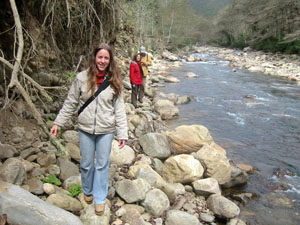 Bolivie, Cochabamba, Pocona, Sehuenca, Manu, Claudia et Dieter longent la berge de la riviere