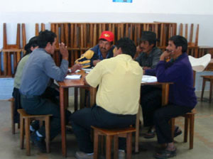 Bolivie, Valle Alto, Aiquile, campesinos discutant autour d'une table