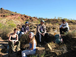Bolivie, Cochabamba, Toro Toro, le groupe se repose durant le trek