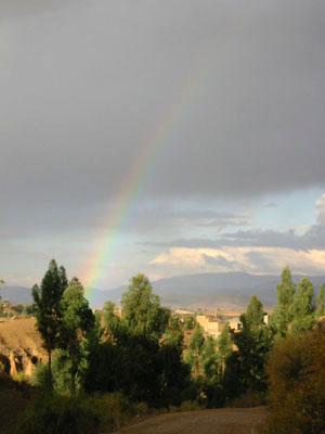 Bolivie, Cochabamba, Toro Toro, arc en ciel sur paysage verdoyant de montagne